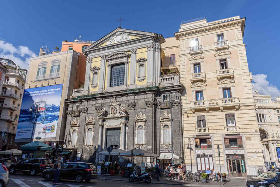 133 - Italia - Nápoles - iglesia de San Ferdinando.jpg